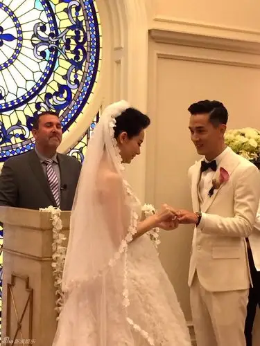 戚薇李承铉赌城大婚甜蜜拥吻