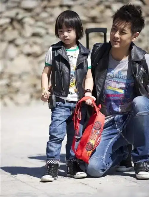 林志颖晒五年前旧照父子四人同框温馨幸福不老男神容颜依旧