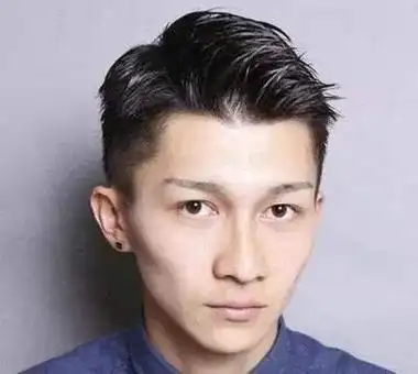 有点小背头样式的三七分短发发型,露额头的三七分短发将帅气清爽的