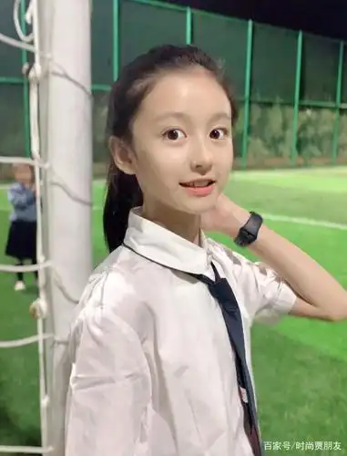 不需"整容"的童星,裴佳欣颜值不负众望,私下更是穿搭小能手