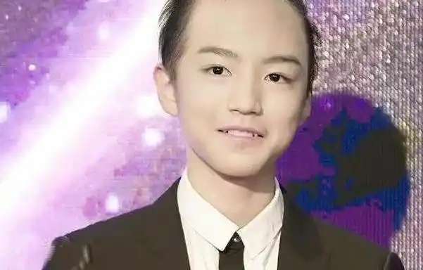 光头是检验男神的标准李易峰满眼羞涩王俊凯仿佛换了个人