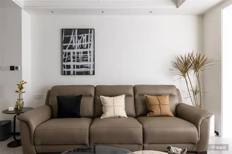 客厅的墙面及顶面大面积涂刷着珍珠白的乳胶漆,大胆的留白让人印象