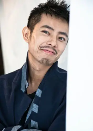 柳明明冬日写真曝光 自由随性尽显雅痞风范