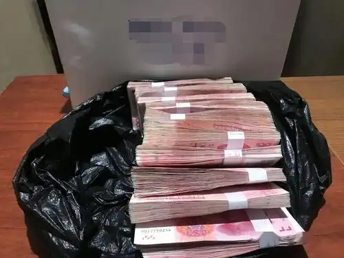 鉴于员工胡彩霞的拾金不昧,饭店对她进行通报表扬,并奖励现金1000元.