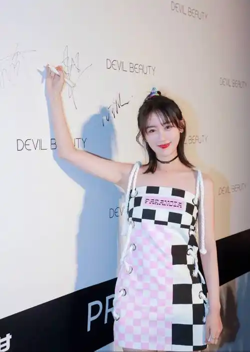 袁冰妍现身机场一条破洞裤穿出吸睛大长腿配男友风西装超帅气