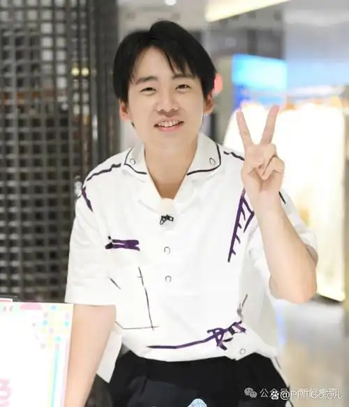 近期,关于郭麒麟身材变化的话题在网络上持续发酵,一些路人爆料拍到了