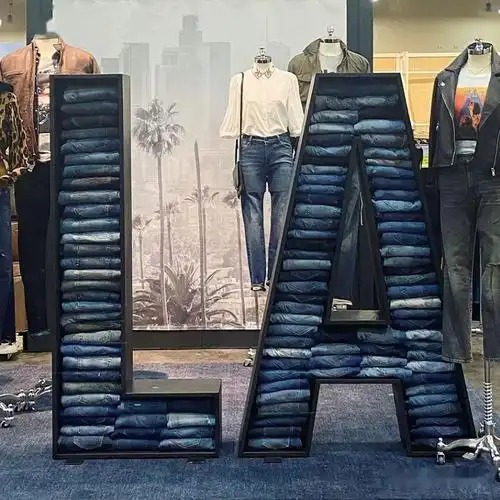 牛子裤的店铺美陈