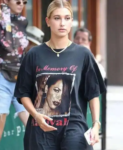 比伯海莉刚定居加拿大就回加州感情意外出现无交流好尴尬