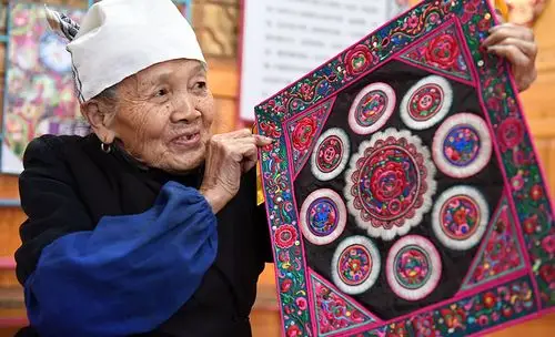 广西三江:九旬侗族老人飞针走线传"非遗"【5】--图片频道--人民网