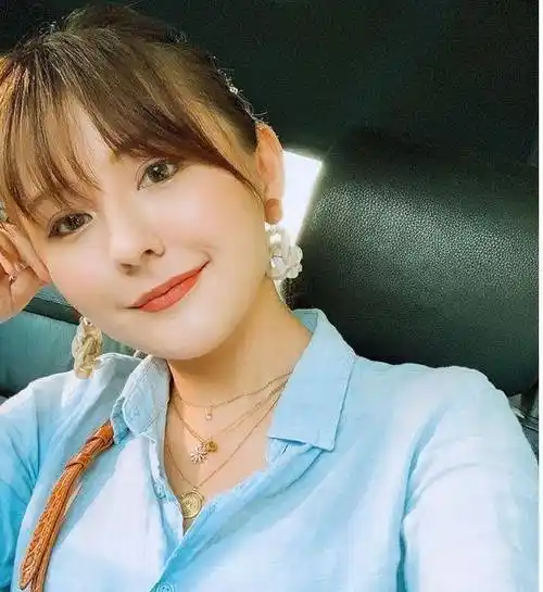 随着热依扎的大热,而网上又曝光了一组热依扎和陈赫的结婚照,一时掀起