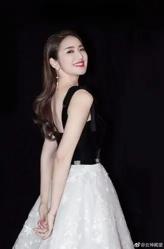 湖南台美女主持人刘烨 ,一个优雅时尚的妹纸,每一次穿搭都是颜值爆击.