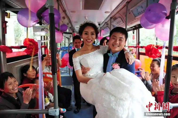 90后新人办低碳婚礼公交车变身浪漫婚车2