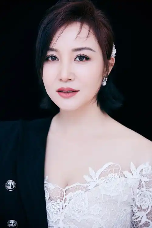 魅力值爆表 陶红一袭露肩长裙亮相颁奖典礼