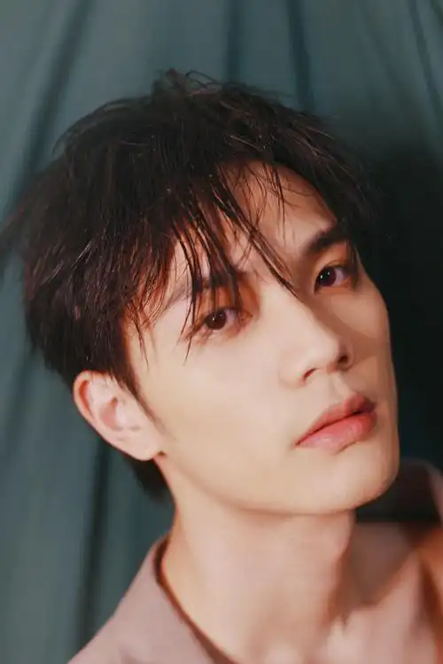 刘宸羽超a写真曝光慵懒不羁凸显少年魅力