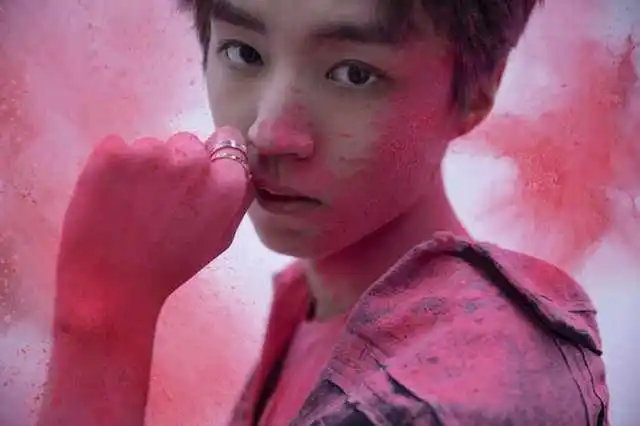 全球娱乐频道:王俊凯粉末大片 "末"大片首次曝光