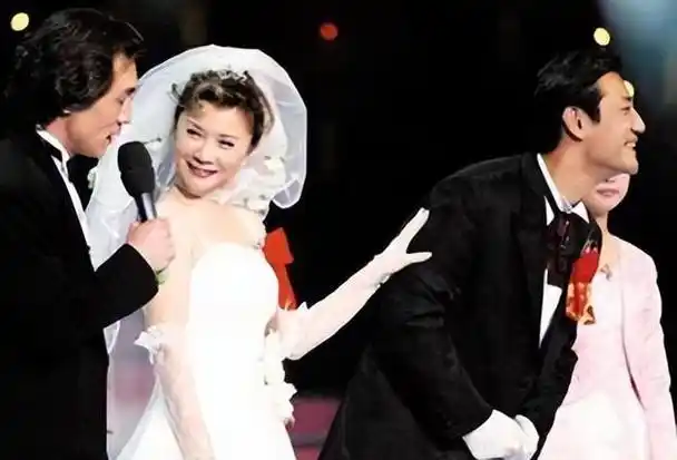 回顾蔡明:嫁初恋丁秋星,结婚38年生一子,如今儿子是她的骄傲