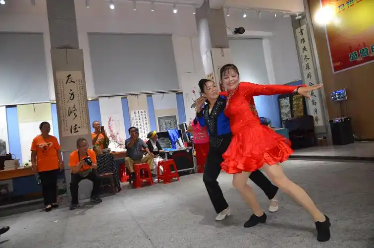 谌竹梅,向芙秀同学双人交谊舞