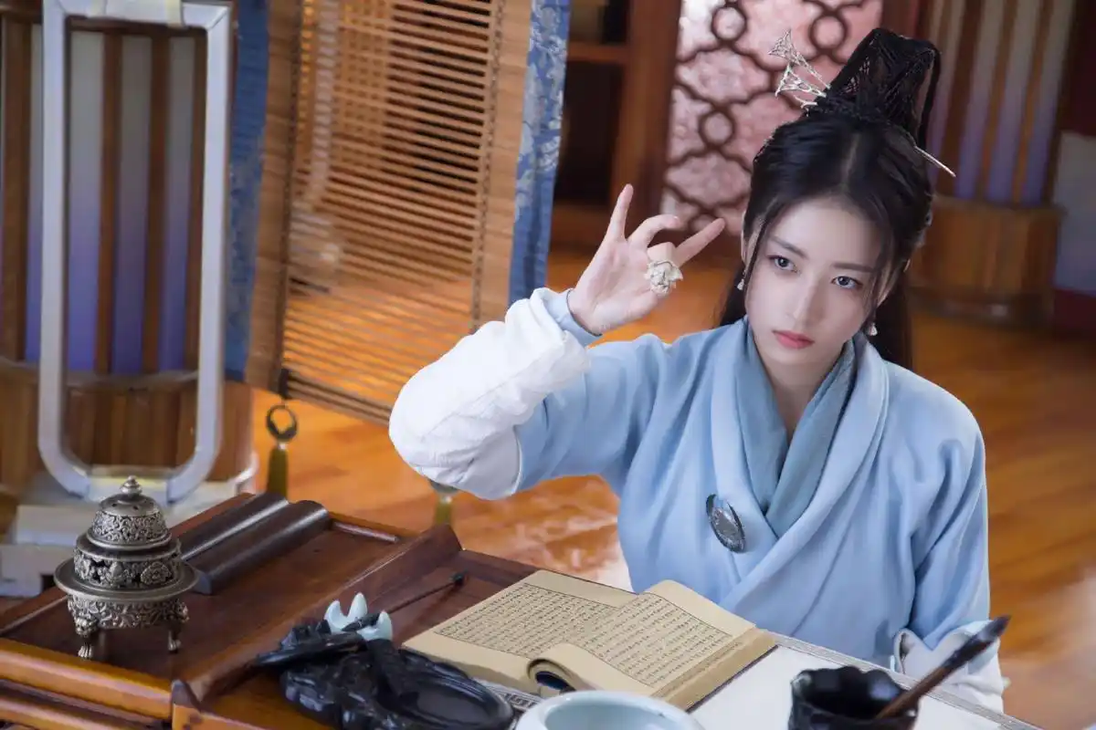 她是作为女儿身也要闯一番事业的飒爽巾帼, 她聪明谋划不输男儿,内心