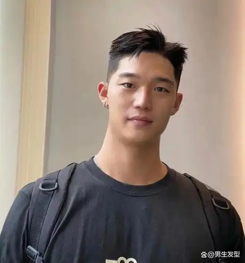 天气热了,最适合男生剪的发型就是各种短发造型,整体干净利落,清爽