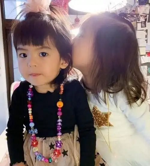 贾静雯晒照片为波妞2岁庆生一家四口都是大双眼皮基因太强大