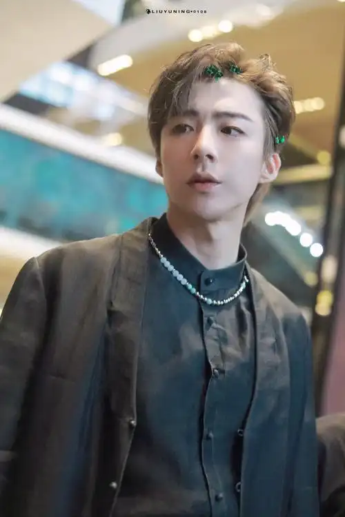 刘宇宁冒雨打卡粉丝应援