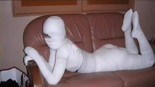 美女为追求苗条身材,下狠手绷带裹全身3年,拆开后吓坏众人-千里眼视频