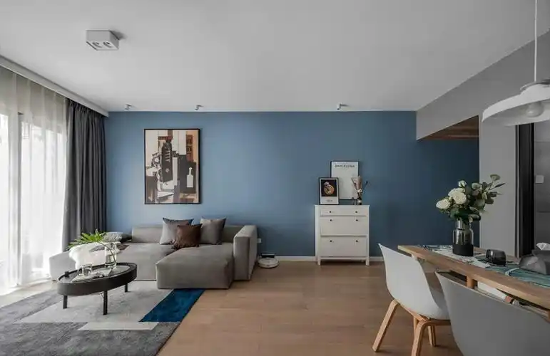 冷色系海蓝色墙面漆和沙发颜色搭配效果图 北欧高冷范客厅样板间装修