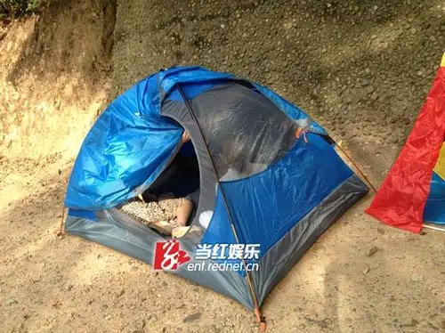 疯狂歌迷搭帐篷驻扎快男训练营