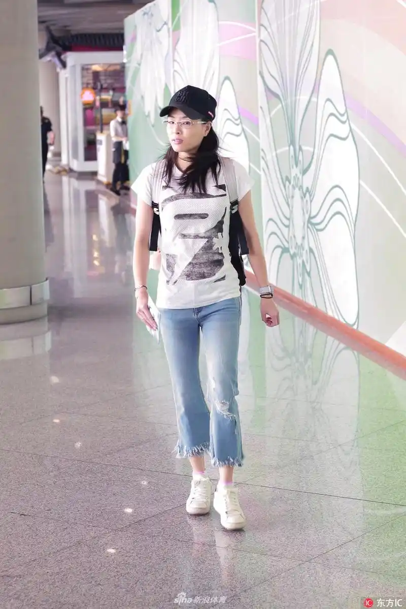 吴敏霞印花tee 微喇牛仔裤清爽舒适