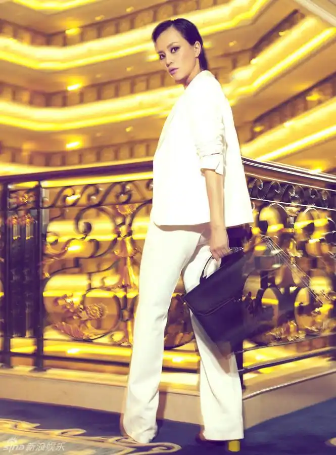 刘孜写真冷艳动人 尽显"硬糖"女人气质