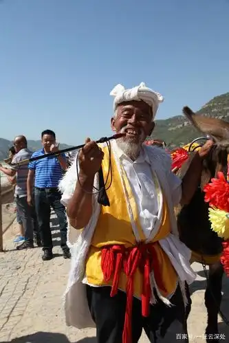 岸边有不少头扎白羊肚手巾,身穿羊皮袄,腰系红腰带的陕北老汉,叼着
