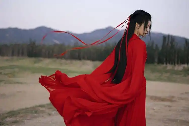 王楚然红衣古装写真氛围感拉满撑伞起舞美人红妆艳色无双