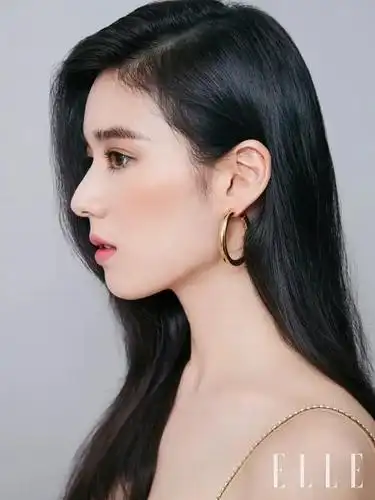 一张侧脸打遍娱乐圈,统一南韩审美,多亏没动过刀?