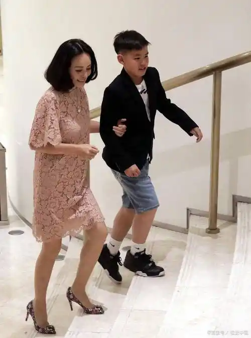 他们就是饰演张嘉译前妻的王琳和饰演李小冉前夫的王阳.