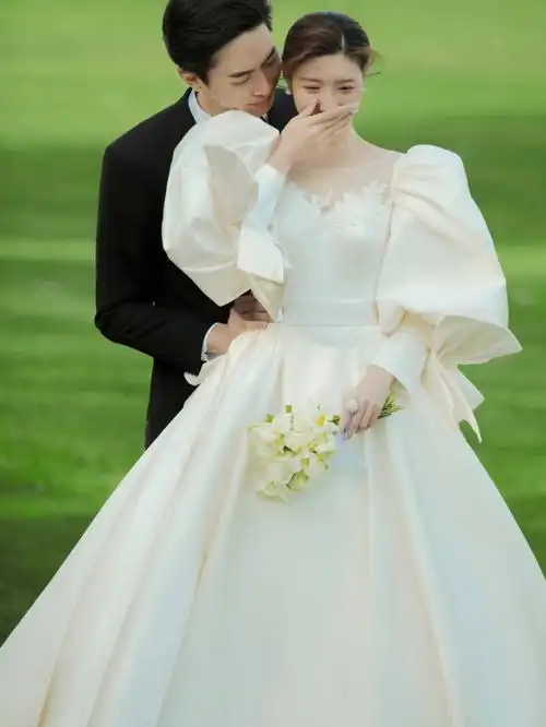 谁拍谁好看不挑人的森系草坪婚纱照