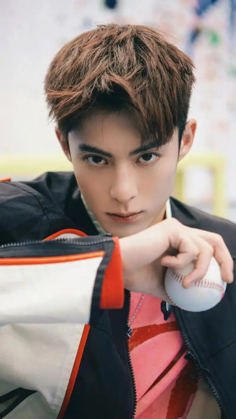 这该死的无处安放的魅力啊#王鹤棣 #高清壁纸 #浓颜 - 抖音