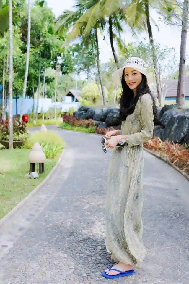 知性美的韩雪,她的脚你喜欢吗?