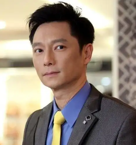 1984年出演了个人第一部电视剧《枫叶盟》,从而正式进入演艺圈.