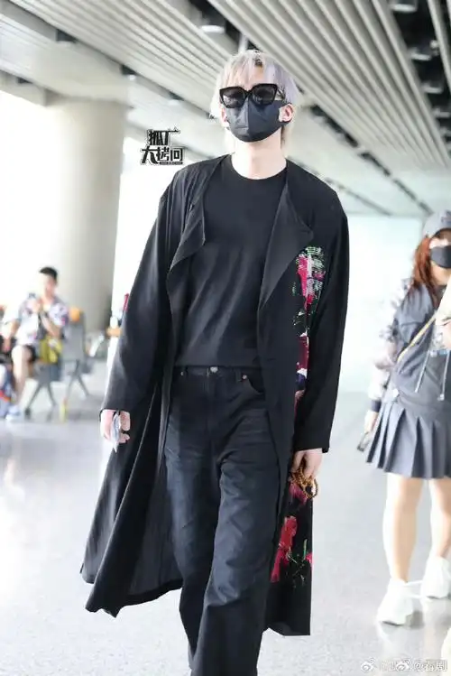 刘宇宁串儿不离手##刘宇宁北京机场路透图