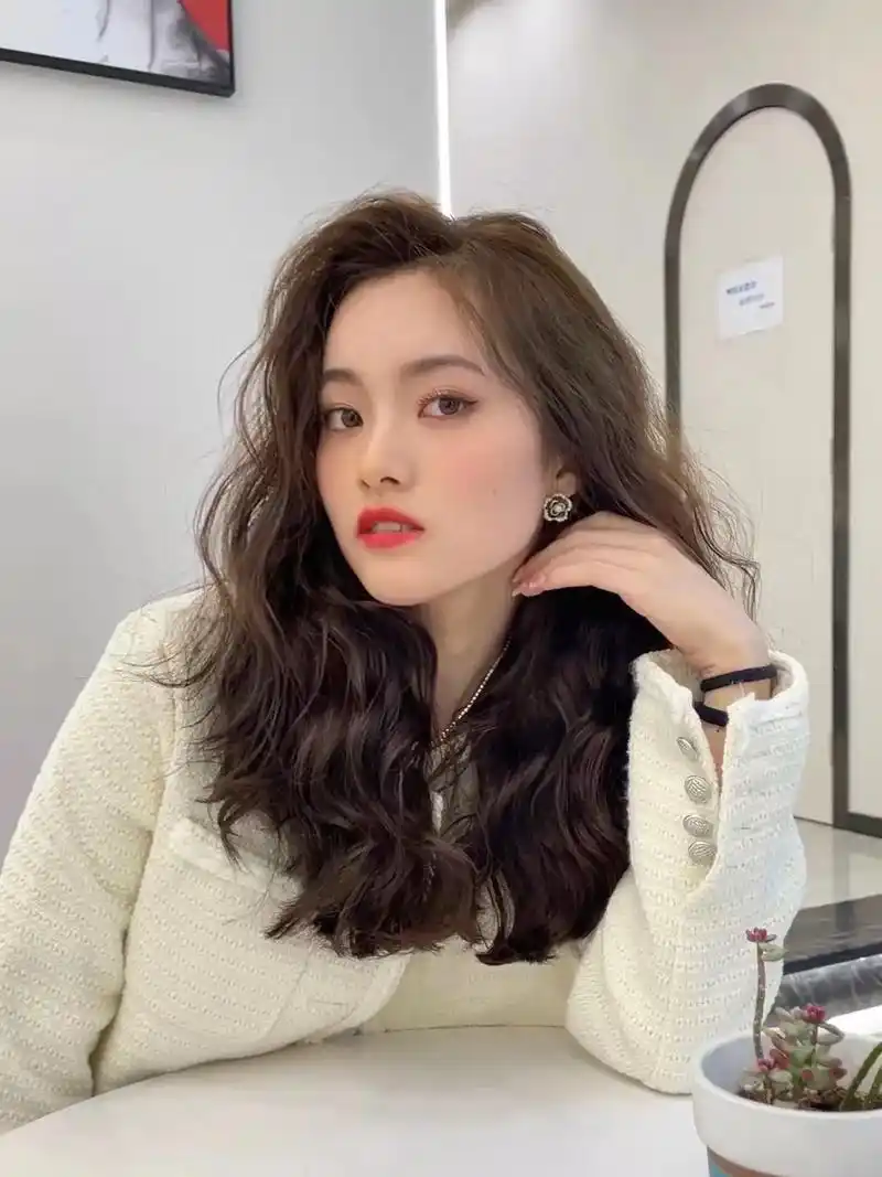 法式慵懒烫.女生推荐烫发 法式慵懒烫 显脸小,中长发一定要尝 - 抖音