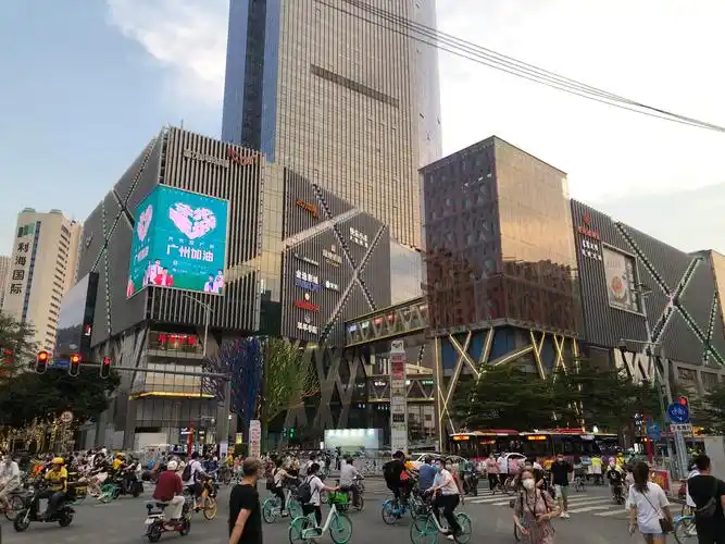 富力海珠城商场大屏正在播放防疫宣传海报