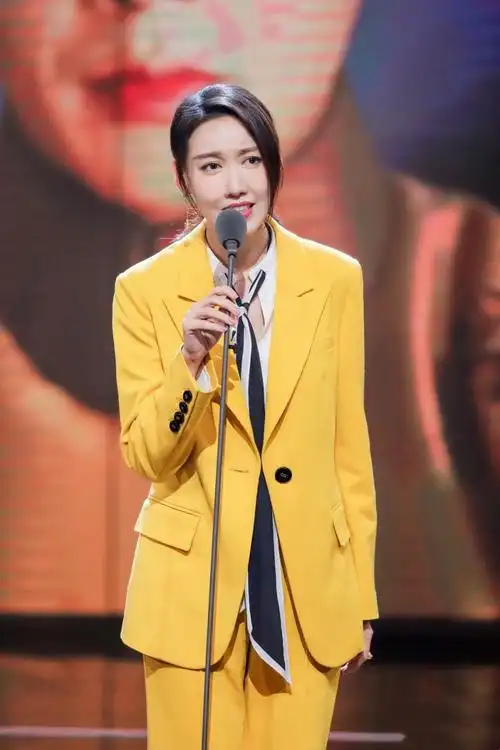 "大嫂"高露审美要火,穿黄色西装套装太飒,气场开挂真高级