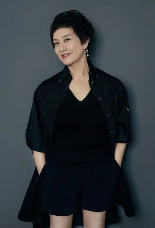 短发 看了66岁邓婕的老年状态,才懂:发剪短,衣穿素,自然老去更优雅