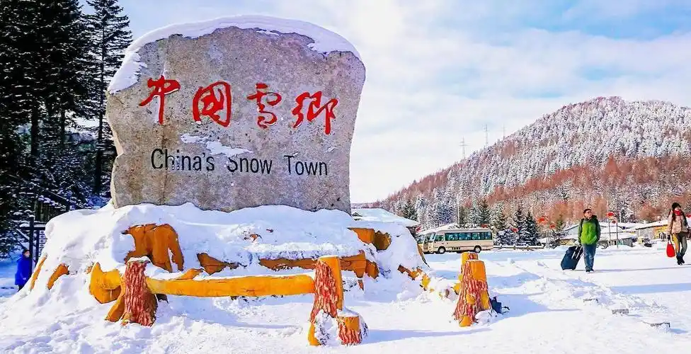 在北方,有很多地方雪景都非常漂亮,哈尔滨冰城,吉林雾凇等等,各有各的