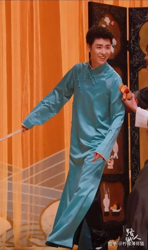 这一场张云雷换上了蒂芙尼蓝大褂,看着就很轻快,也很俏皮.