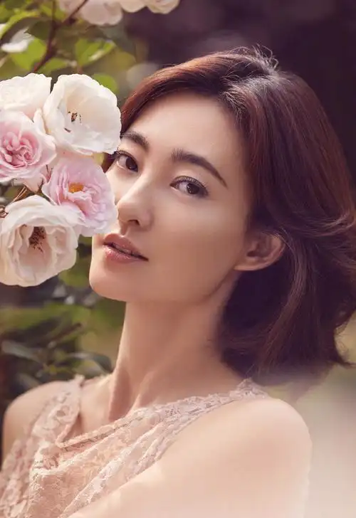 简介:王丽坤甜美优雅写真图片,分享一组王丽坤图片给大家,图中的明星