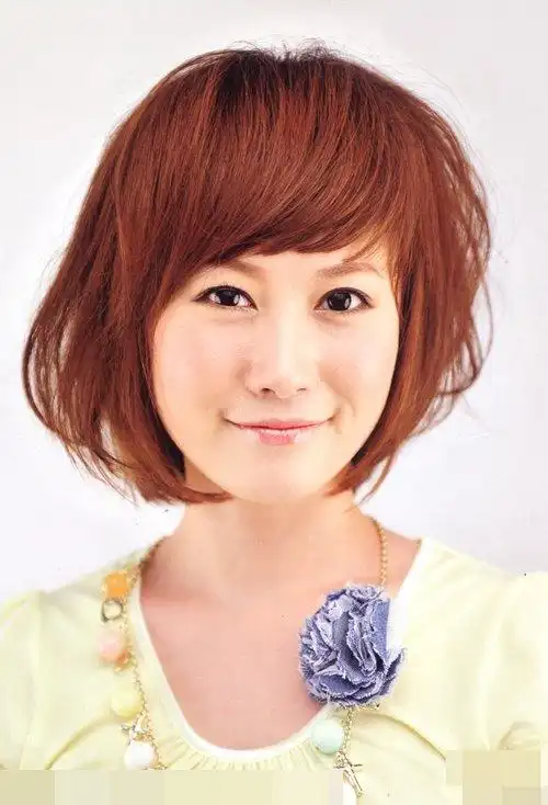 圆脸女生适合剪的短发发型 细软头发女生卷烫时尚流行发型图(2)