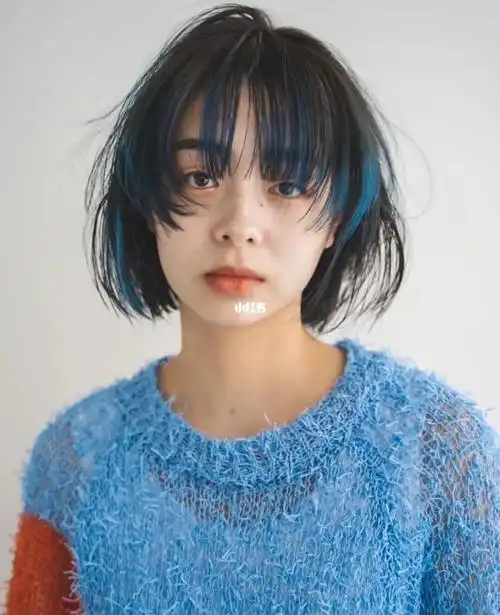蓝色挑染短发