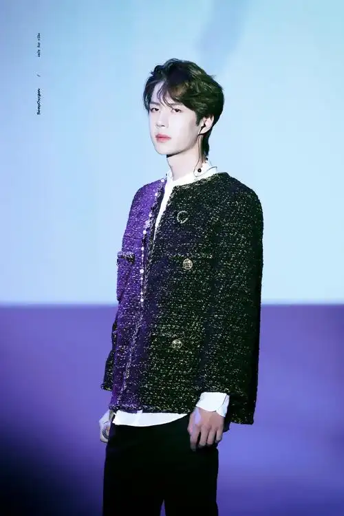 王一博软呢斗篷#穿香的啵啵 又贵气又精致的香奈儿男孩