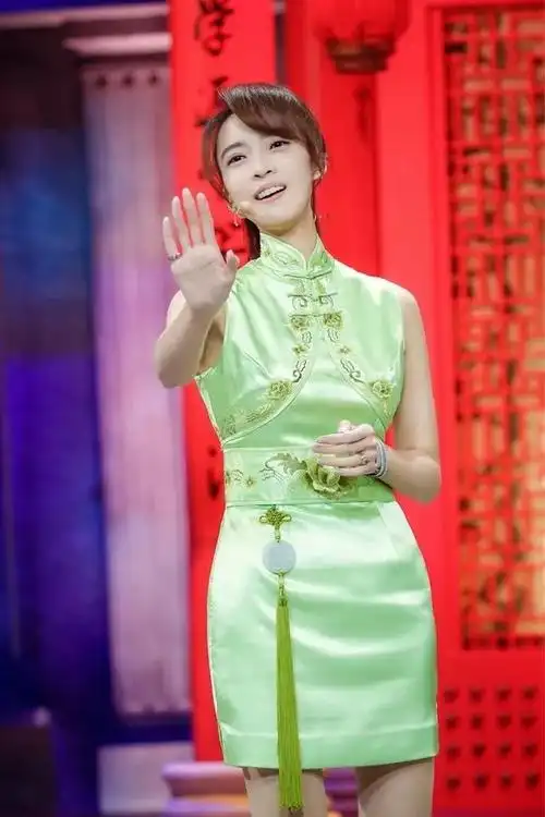 突围相声有新人八强姬天语不仅相声精彩还走了一场旗袍秀